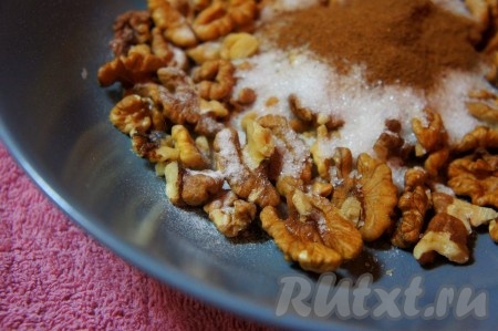Добавить к грецким орехам сахарный песок, корицу, ванилин.
