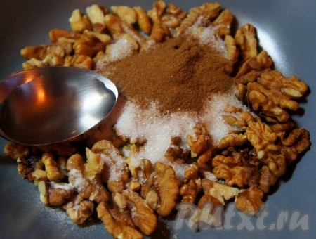 Добавить воду и всё тщательно перемешать. Положить орешки в посуду для микроволновой пеци, накрыть крышкой(!) и поставить готовиться на 2 минуты при мощности 600 Вт.