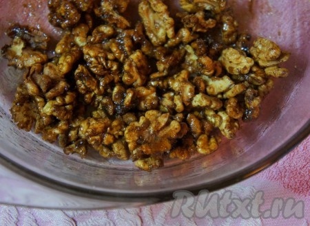 Достать сладкие орешки из микроволновки. Тщательно перемешать. Снова накрыть грецкие орехи в сахаре крышкой и поставить ещё на 2 минуты при той же мощности.