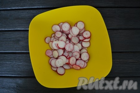 Все овощи и зелень тщательно вымыть и обсушить салфетками. Редис нарезать тонкими кольцами.
