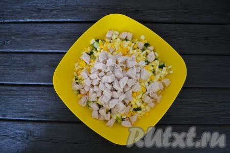 Куриную грудку зачистить от пленок и жира, залить холодной водой, отправить на огонь. Во время закипания снять образовавшуюся пену, по вкусу добавить соль. Варить грудку 30 минут при слабом кипении. Остывшее мясо нарезать небольшими кубиками и соединить с другими нарезанными ингредиентами.