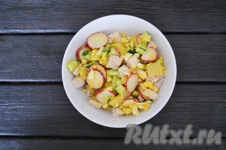 Разложить овощи с мясом по тарелочкам.