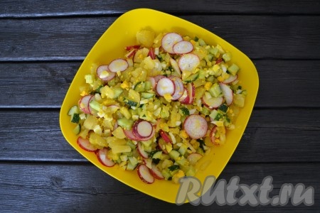 По вкусу всыпать соль и перемешать всю массу.