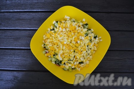 Вкрутую отварить яйца, остудить, очистить от скорлупы, нарезать кубиками и добавить к редиске с огурцами.
