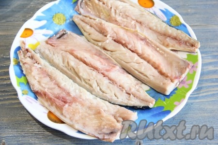 Скумбрию промыть под проточной водой, удалить голову, хвост и внутренности. Разрезать рыбу на две части по хребту и удалить кости. Из двух рыб у нас получится 4 филе.&nbsp;
