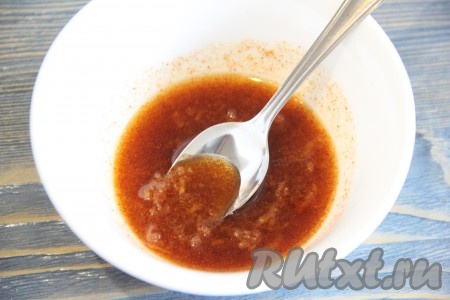 Затем добавить в получившуюся смесь оливковое масло и тщательно перемешать.