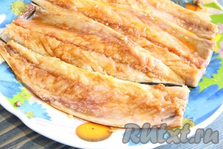 Полученной смесью смазать филе рыбы со всех сторон. Накрыть филе скумбрии пищевой плёнкой и убрать в холодильник на 3-4 часа. &nbsp;
