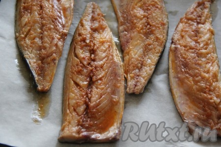 Противень застелить пергаментом, выложить скумбрию на пергамент. Запекать скумбрию в разогретой духовке при температуре 220 градусов 15 минут.&nbsp;
