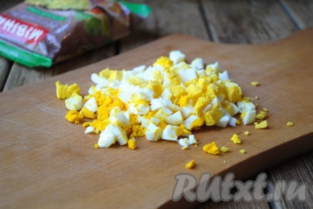 Яйца, сваренные вкрутую, остудить, очистить и нарезать кубиками.&nbsp;
