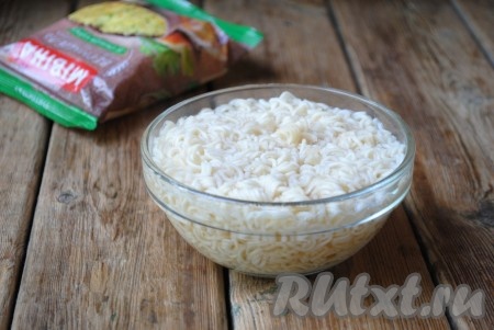 Накрыть миску с "Мивиной" тарелкой или крышкой и оставить на 5 минут. Затем готовую лапшу откинуть на дуршлаг, чтобы слить оставшуюся жидкость. 

