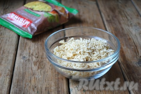 Лапшу "Мивина" покрошить в миску. 