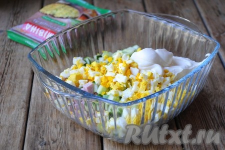 Салат посолить, поперчить по вкусу, заправить майонезом, хорошо перемешать, накрыть крышкой и отправить минут на 30 в холодильник, чтобы он остыл и пропитался.&nbsp;
