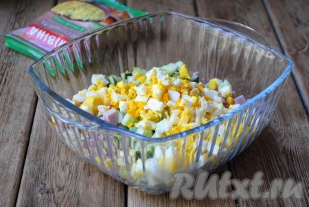 В подходящей миске или салатнице соединить готовую лапшу "Мивина", нарезанные огурец, ветчину и яйца. 