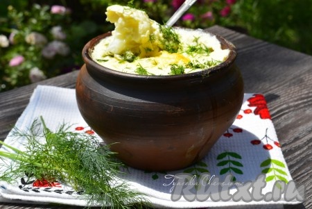 Готовую очень вкусную запеканку из цветной капусты с фаршем посыпать мелко нарезанным укропом и подать к столу хоть в горячем, хоть в холодном виде!
