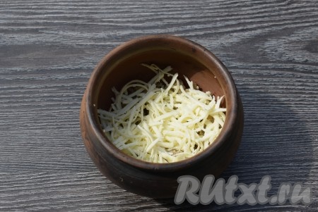 Сверху фарш посыпать натертым адыгейским сыром (или другим сыром).
