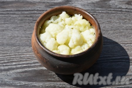 Затем выложить отваренную цветную капусту.
