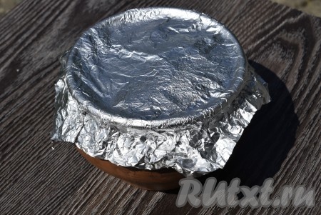 Накрыть форму крышечкой или плотно закрыть фольгой.
