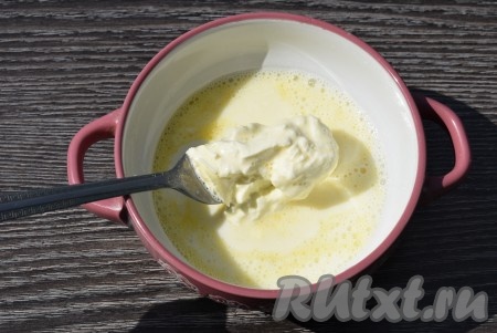 К яйцам добавить сметану, соль, перец, 0,5 стакана кипяченой воды или молока, тщательно перемешать до однородности.
