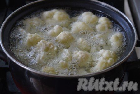 Выложить цветную капусту в кипящую подсоленную воду и варить ровно 4 минуты с момента закипания.
