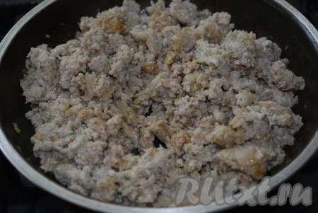 Для приготовления фарша кусочек мяса и луковицу пропустить через мясорубку, посолить, поперчить и тщательно перемешать. На сковороду, разогретую с растительным маслом, выложить фарш и обжарить на среднем огне на минимальном количестве растительного масла, иногда перемешивая и разбивая комочки, до готовности (в течение минут 15).