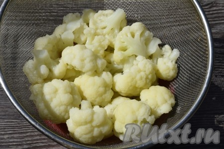 Отваренную цветную капусту откинуть на дуршлаг.

