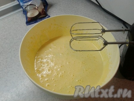 Добавляем растопленный маргарин комнатной температуры и кефир, перемешиваем.
