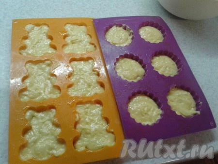 Тестом наполняем формочки, заполняя их на 2/3 объёма. Ставим в разогретую духовку и выпекаем кокосовые кексы минут 25 при температуре 180 градусов.
