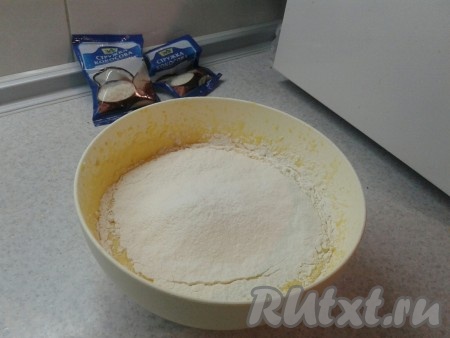 Затем всыпаем разрыхлитель и муку, перемешиваем.
