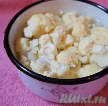 Цветную капусту вымыть, разделить на соцветия (как на фото), залить холодной водой и варить минут 5-6 с начала кипения воды. Затем воду слить, а капусте дать остыть.
