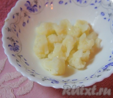 Немного варёной цветной капусты отложить.
