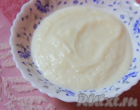 В оставшуюся цветную капусту добавить молоко, соль и пюрировать с помощью блендера.
