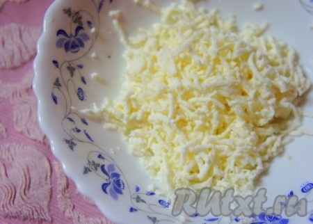 Сыр натереть на тёрке.
