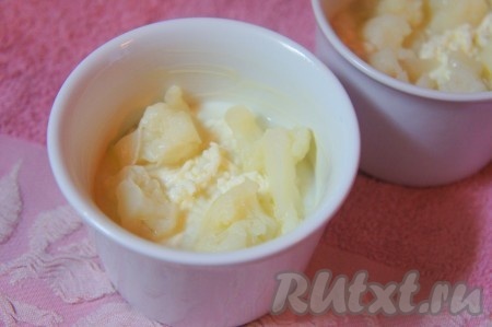 Поверх сыра выложить соцветия капусты, добавить ещё немного сыра.
