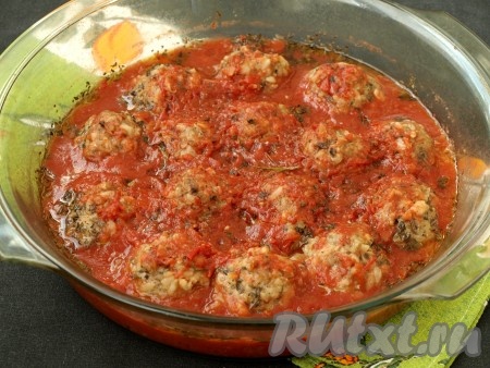 Очень вкусные и ароматные тефтели достать из духовки.