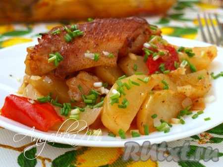 Крылья индейки с картошкой в духовке