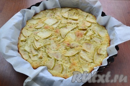 Выпекать пирог в разогретой до 180 градусов духовке 35-40 минут.