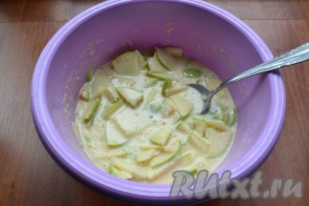 Тесто получится жидким, как для тонких блинчиков. В тесто добавить нарезанные тонкими кусочками яблоки, перемешать.
