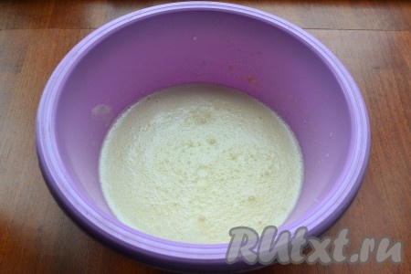 Далее влить молоко и добавить растопленное, остуженное сливочное масло, еще раз взбить.
