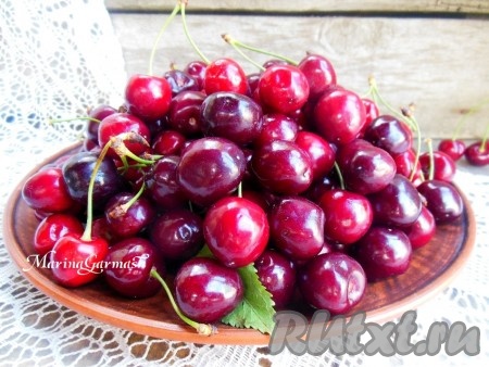 Черешню промойте под проточной водой, очистите ягоды от мусора, удалите поврежденные. Обязательно снимите с ягод зеленые веточки.
