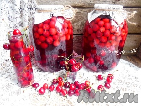 Готовый компот из черешни с косточками переверните, сразу же укутайте теплым пледом или одеялом и оставьте до полного остывания (на сутки), затем уберите в погреб. Зимой можно будет насладиться очень вкусным черешневым компотиком.
