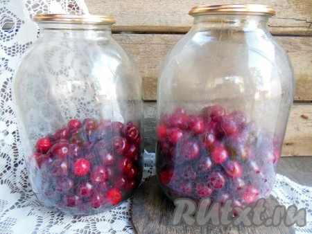 Для того чтобы компот из черешни был ярким и насыщенным, в каждую банку добавьте ягоды (примерно, 1/3 банки).