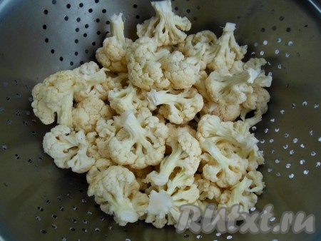 Цветную капусту разберите на соцветия, промойте под проточной водой. Выложите в дуршлаг, чтобы стекла вода.