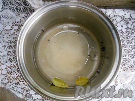 Для приготовления маринада воду довести до кипения вместе с сахаром, солью, растительным маслом, лавровыми листьями, горошинами чёрного и душистого перцев, затем проварить 2 минуты.