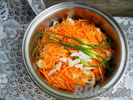 Затем добавить морковь, чеснок и молодые стрелки чеснока, перемешать. Поставить под небольшой гнёт (достаточно прижать тарелкой, чтобы все овощи оставались в маринаде) и оставить до полного остывания. После полного охлаждения маринада убрать кастрюлю с овощами в холодильник на сутки.