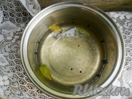 Убрать воду со специями с плиты, добавить уксус, перемешать получившийся маринад.