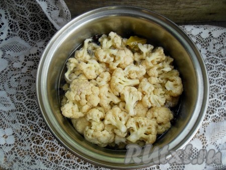 В горячий маринад отправить цветную капусту.