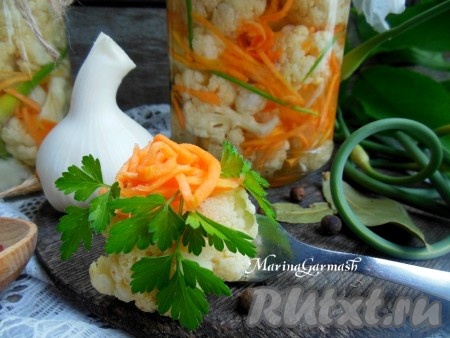 Через сутки маринованную цветную капусту с морковью можно подавать к столу. И капуста, и морковка получаются аппетитными, сочными, хрустящими. А можно расфасовать закуску по чистым баночкам, закрыть крышкой и отправить в холодильник. Такую маринованную цветную капусту можно хранить в холодильнике около двух недель.