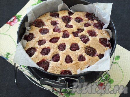 Нагреть духовку до 180 градусов и выпекать пирог со свежей клубникой 50 минут, затем остудить на решётке. Пирог можно посыпать сахарной пудрой, но и без неё выпечка получается вкусной.
