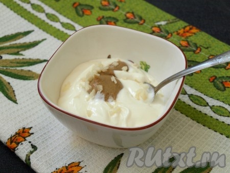Отдельно смешать сметану с горчицей, выдавить чеснок, посолить по вкусу.
