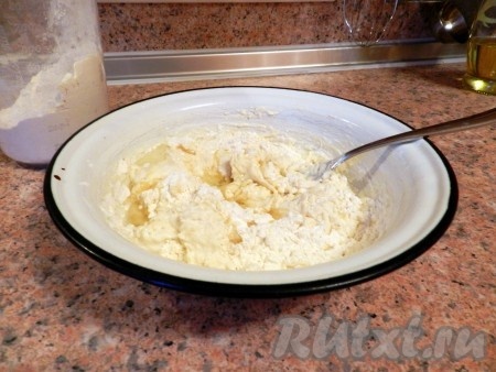 В кефир всыпать соду, перемешать и оставить на несколько минут. Затем влить растительное масло и постепенно всыпать муку.
